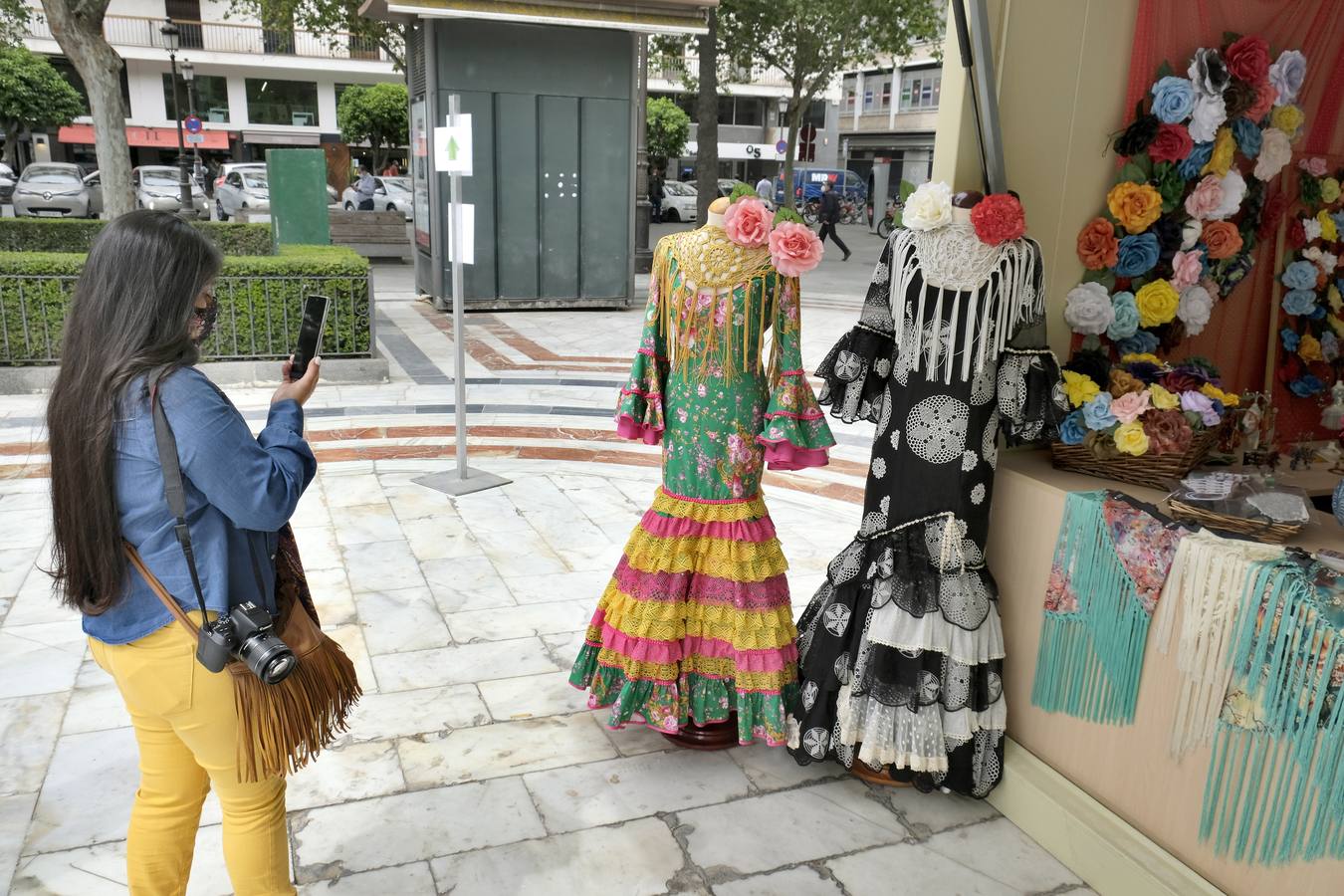 Mercadillo de moda flamenca en la Plaza Nueva de Sevilla