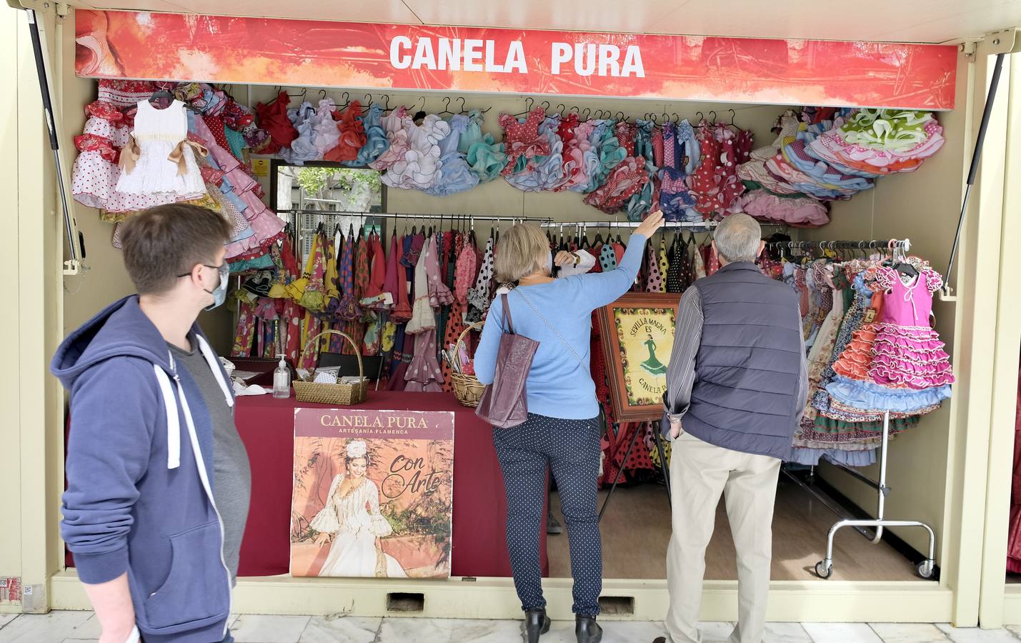 Mercadillo de moda flamenca en la Plaza Nueva de Sevilla