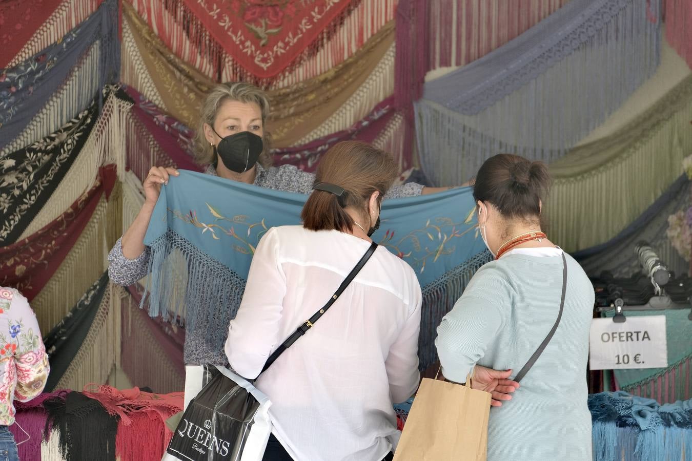 Mercadillo de moda flamenca en la Plaza Nueva de Sevilla