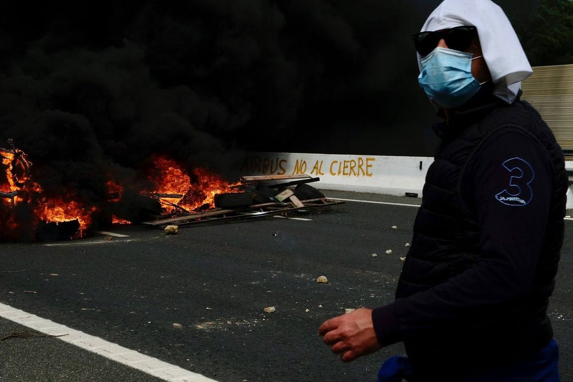 Las imágenes de la protesta de los trabajadores de Airbus en el puente y el fuego provocado en el Pinar