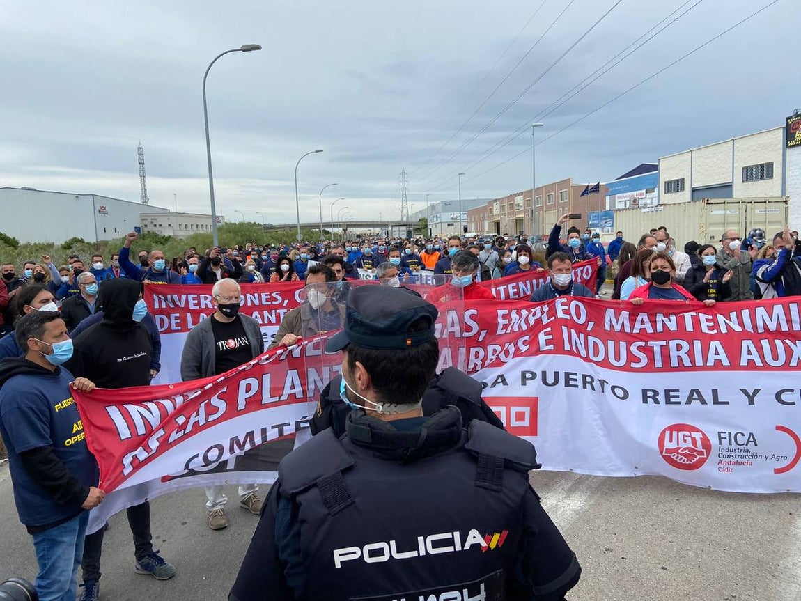 Las imágenes de la protesta de los trabajadores de Airbus en el puente y el fuego provocado en el Pinar
