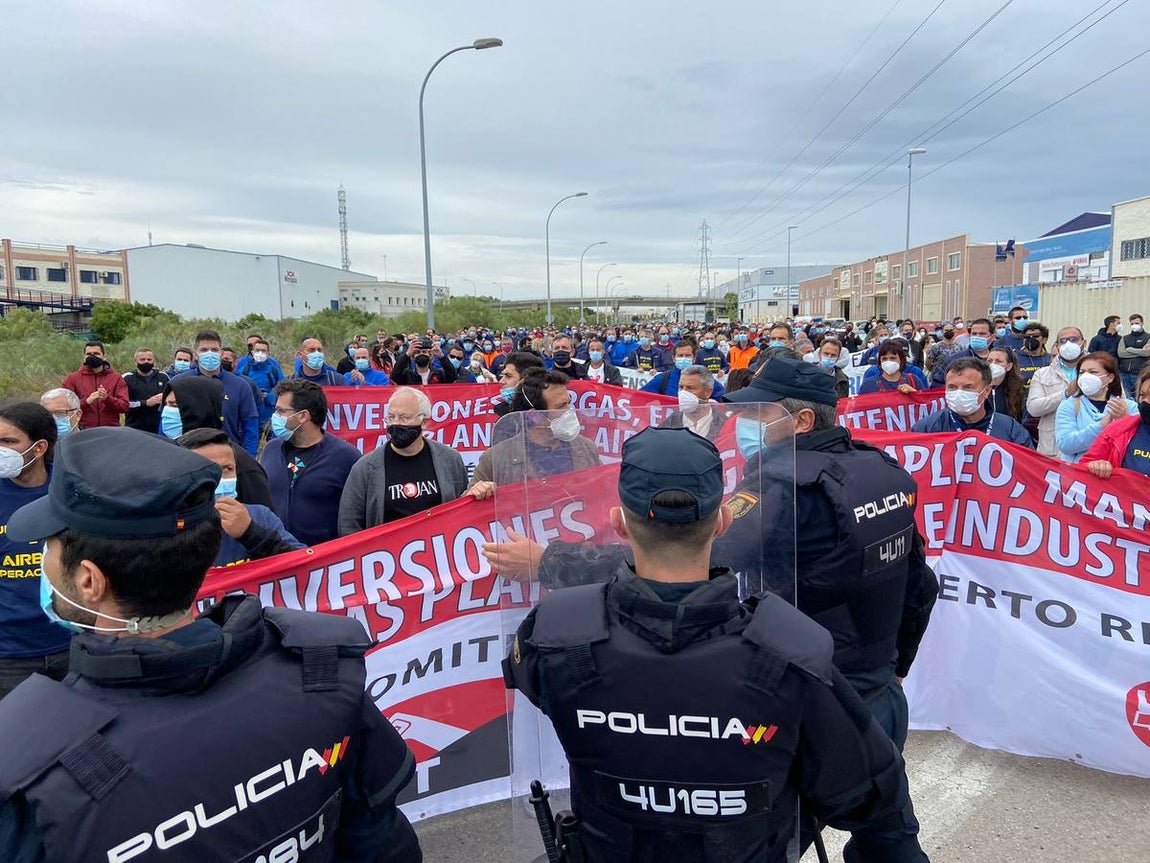 Las imágenes de la protesta de los trabajadores de Airbus en el puente y el fuego provocado en el Pinar