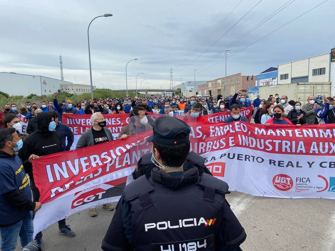 Las imágenes de la protesta de los trabajadores de Airbus en el puente y el fuego provocado en el Pinar