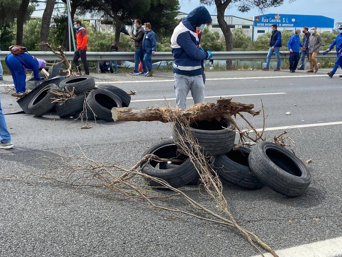 Las imágenes de la protesta de los trabajadores de Airbus en el puente y el fuego provocado en el Pinar