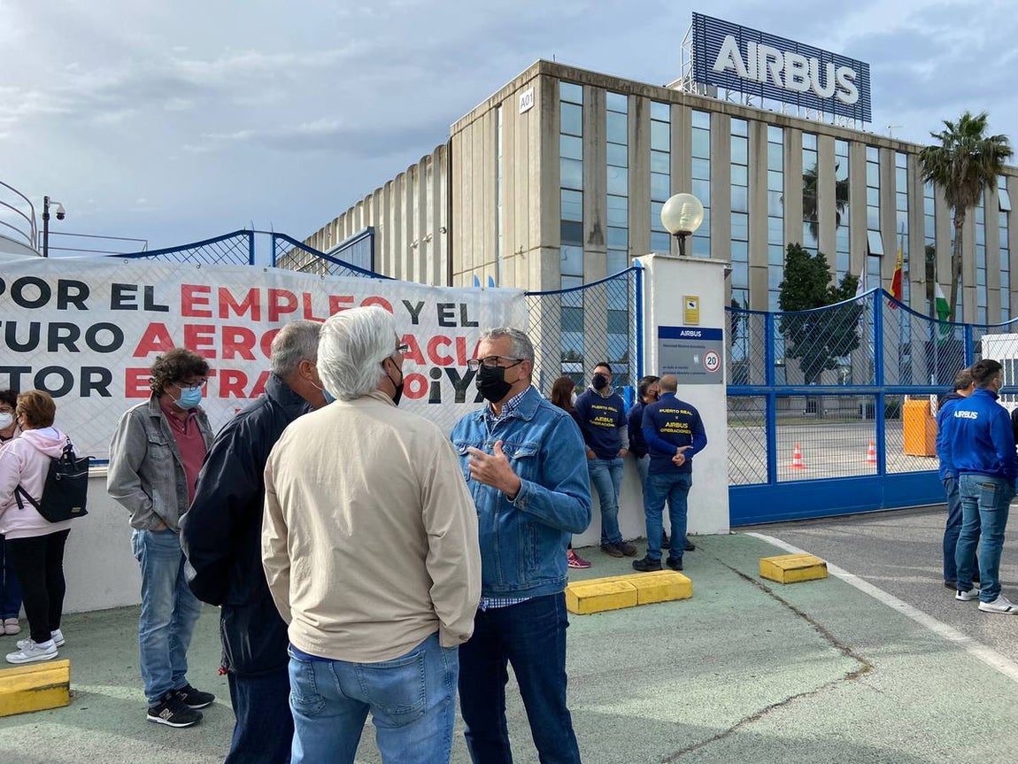 Las imágenes de la protesta de los trabajadores de Airbus en el puente y el fuego provocado en el Pinar