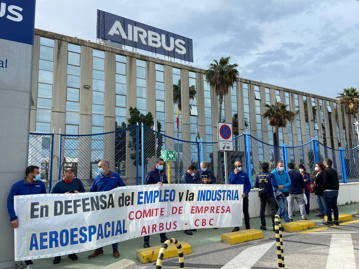 Las imágenes de la protesta de los trabajadores de Airbus en el puente y el fuego provocado en el Pinar