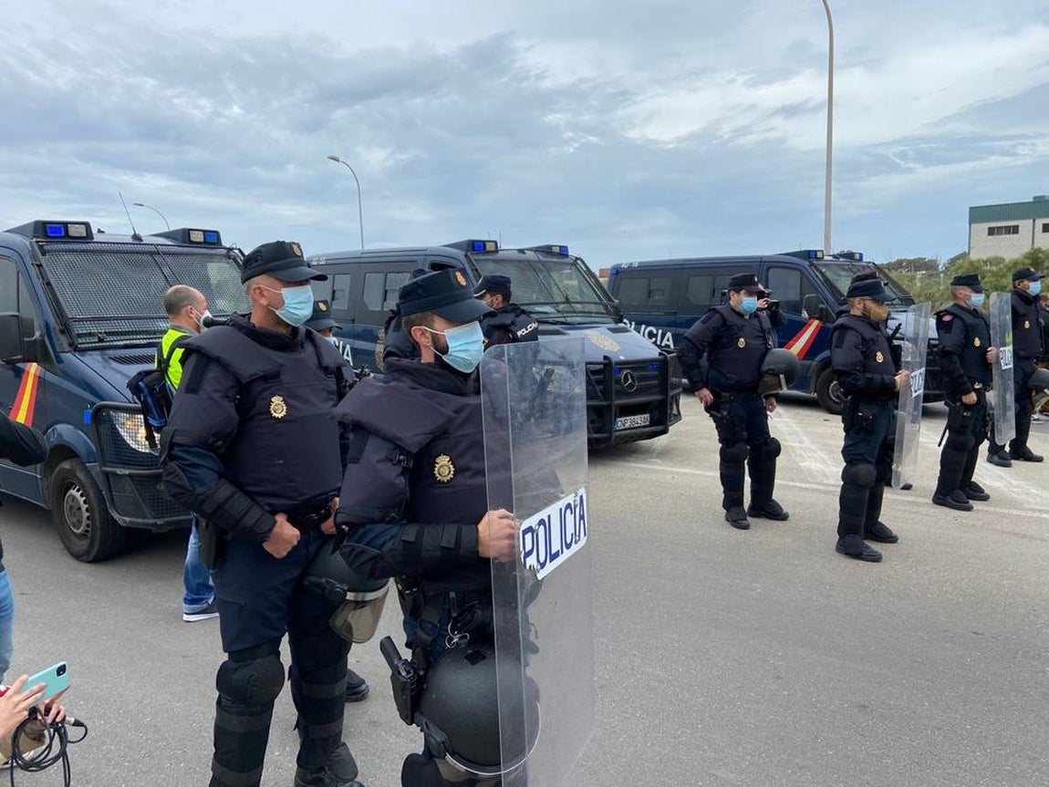 Las imágenes de la protesta de los trabajadores de Airbus en el puente y el fuego provocado en el Pinar