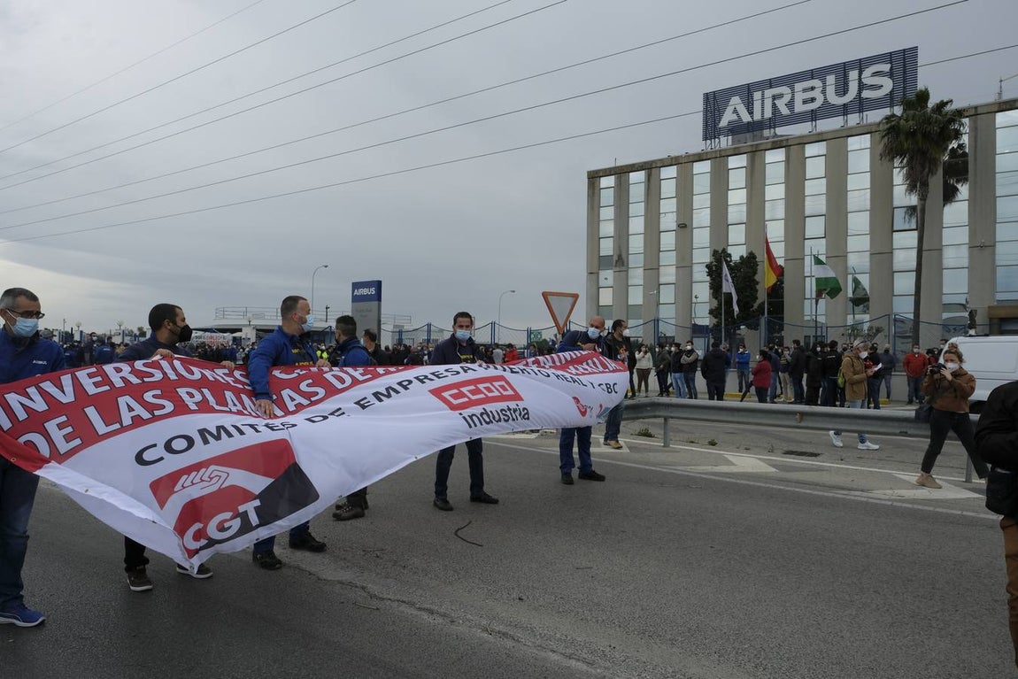 Las imágenes de la protesta de los trabajadores de Airbus en el puente y el fuego provocado en el Pinar