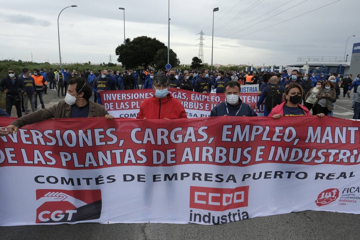 Las imágenes de la protesta de los trabajadores de Airbus en el puente y el fuego provocado en el Pinar