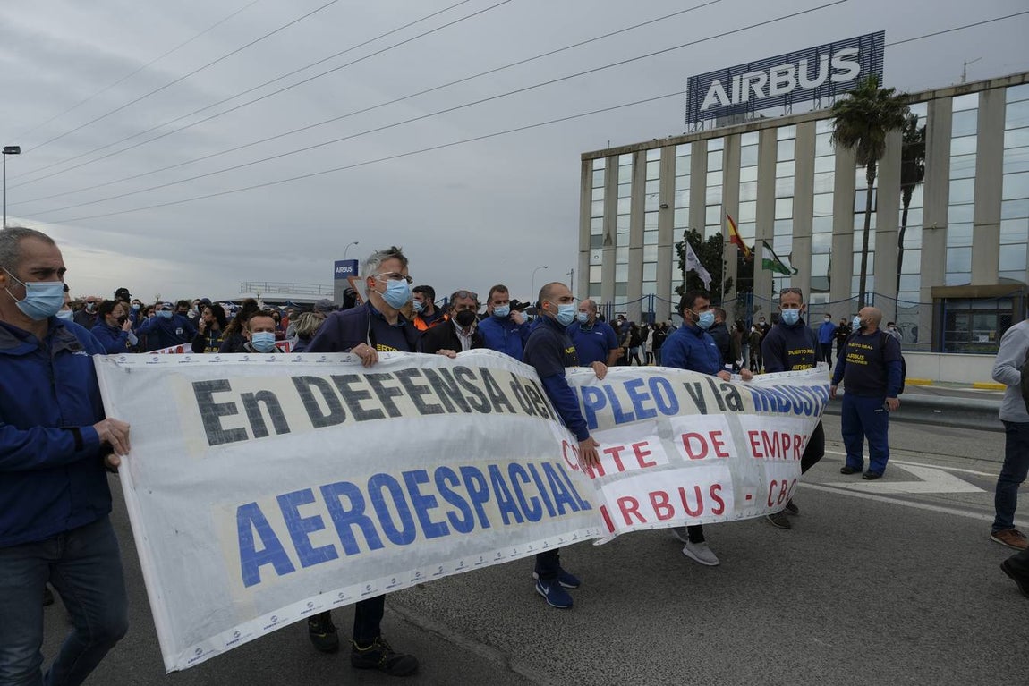 Las imágenes de la protesta de los trabajadores de Airbus en el puente y el fuego provocado en el Pinar