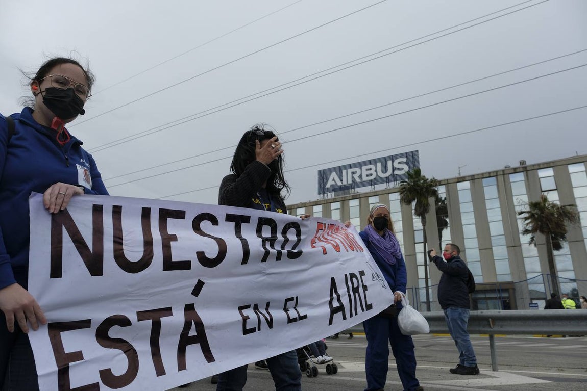 Las imágenes de la protesta de los trabajadores de Airbus en el puente y el fuego provocado en el Pinar
