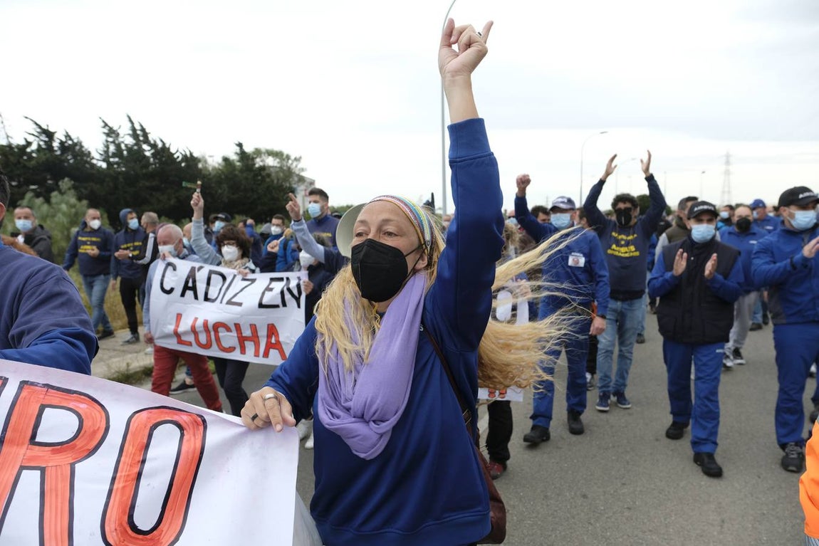 Las imágenes de la protesta de los trabajadores de Airbus en el puente y el fuego provocado en el Pinar