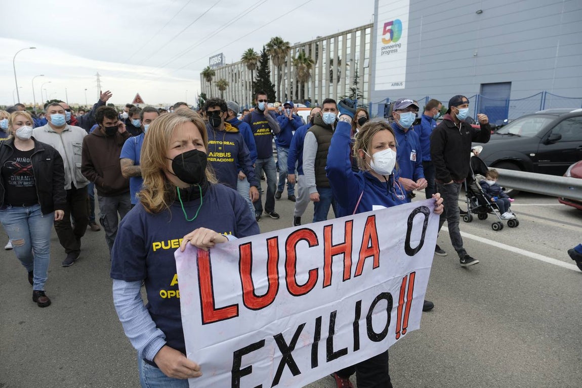 Las imágenes de la protesta de los trabajadores de Airbus en el puente y el fuego provocado en el Pinar