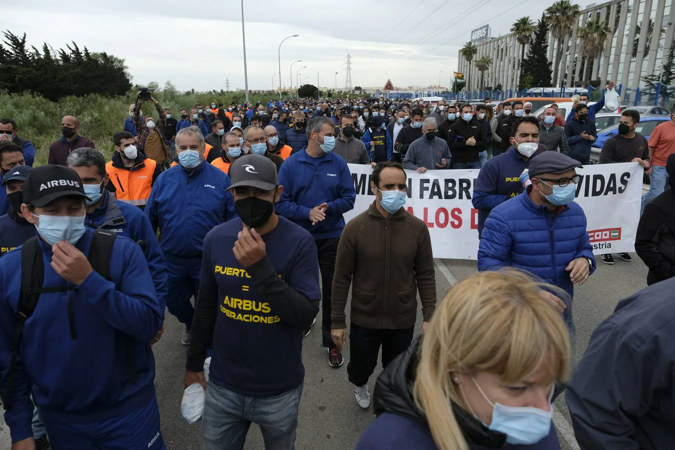 Las imágenes de la protesta de los trabajadores de Airbus en el puente y el fuego provocado en el Pinar