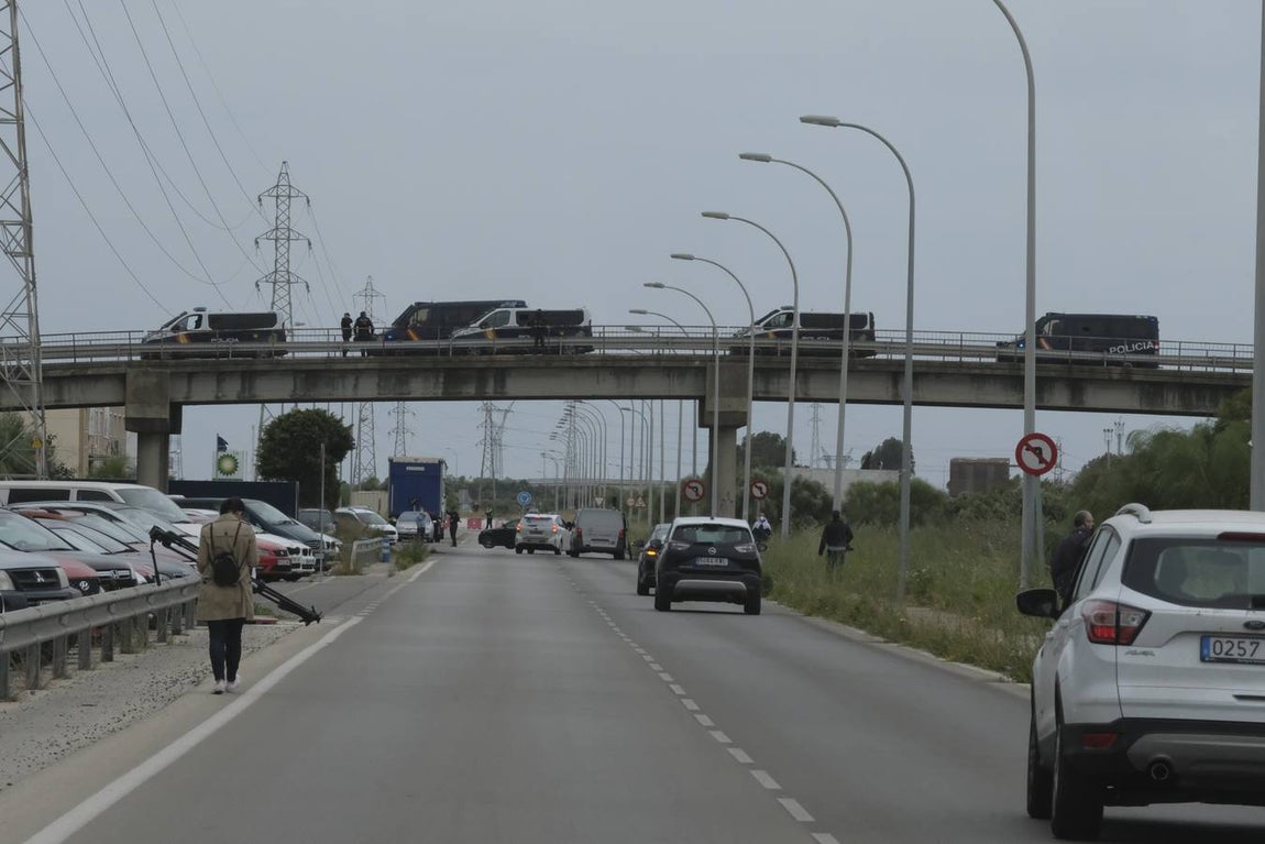 Las imágenes de la protesta de los trabajadores de Airbus en el puente y el fuego provocado en el Pinar