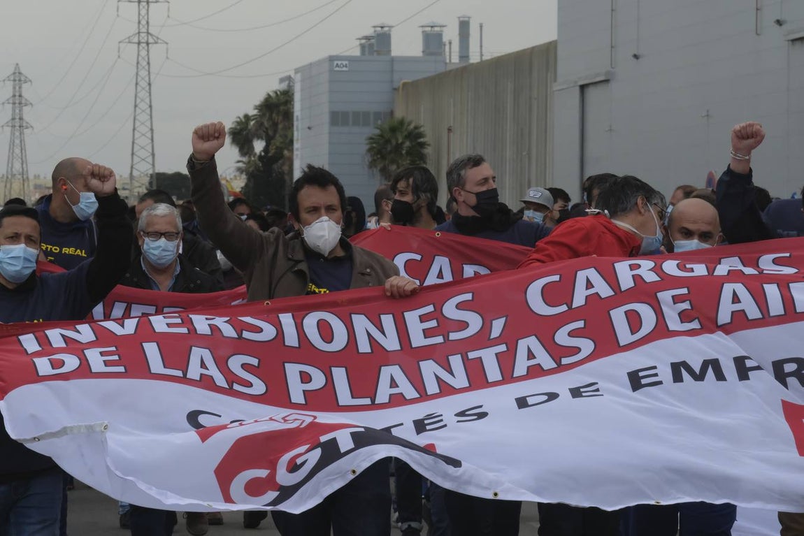 Las imágenes de la protesta de los trabajadores de Airbus en el puente y el fuego provocado en el Pinar