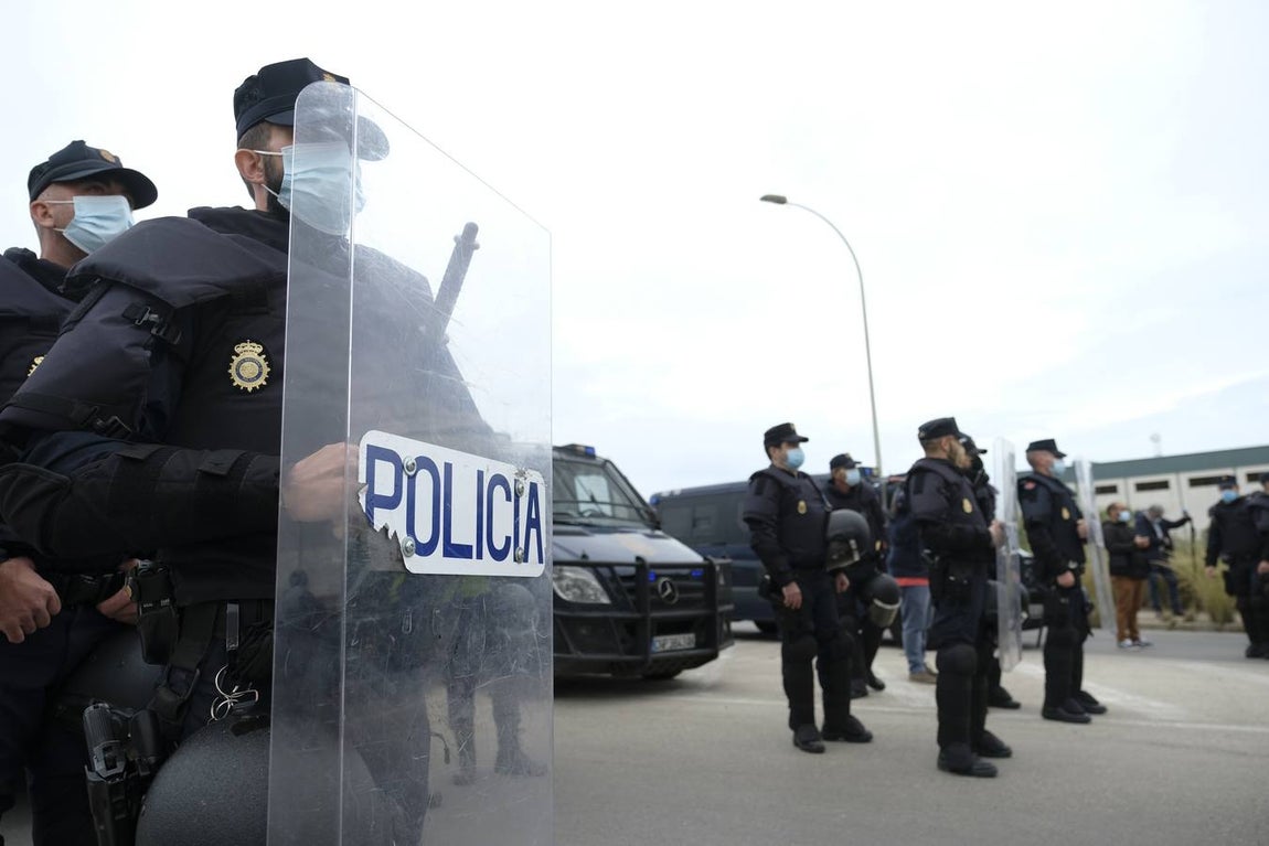 Las imágenes de la protesta de los trabajadores de Airbus en el puente y el fuego provocado en el Pinar