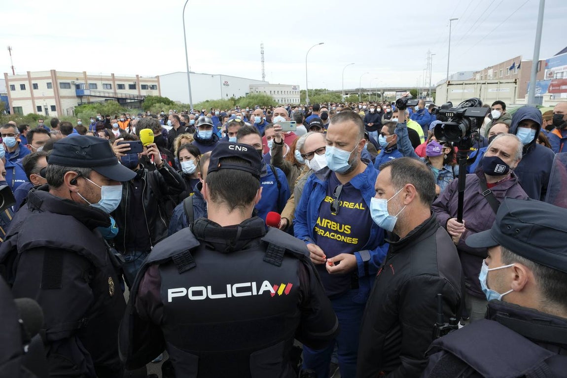 Las imágenes de la protesta de los trabajadores de Airbus en el puente y el fuego provocado en el Pinar