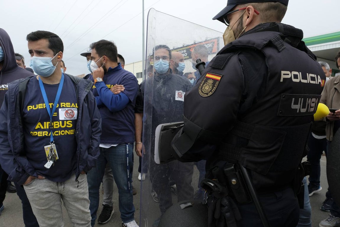 Las imágenes de la protesta de los trabajadores de Airbus en el puente y el fuego provocado en el Pinar