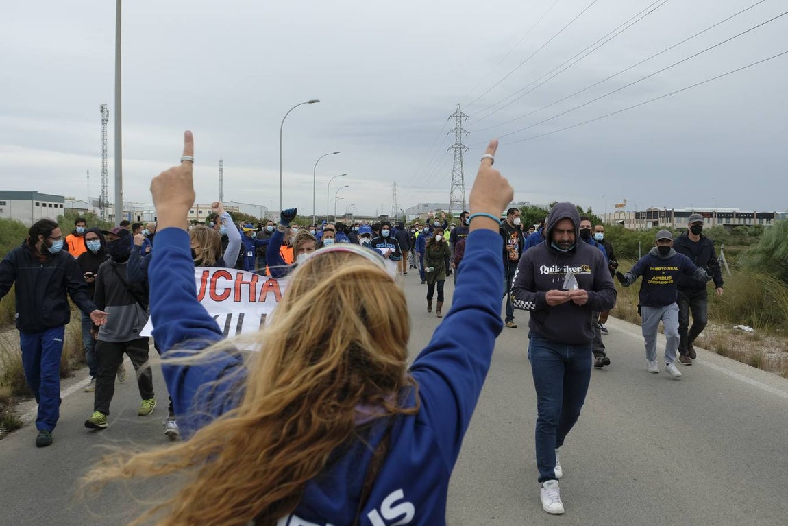 Las imágenes de la protesta de los trabajadores de Airbus en el puente y el fuego provocado en el Pinar