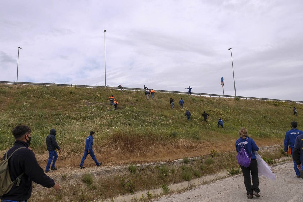 Las imágenes de la protesta de los trabajadores de Airbus en el puente y el fuego provocado en el Pinar