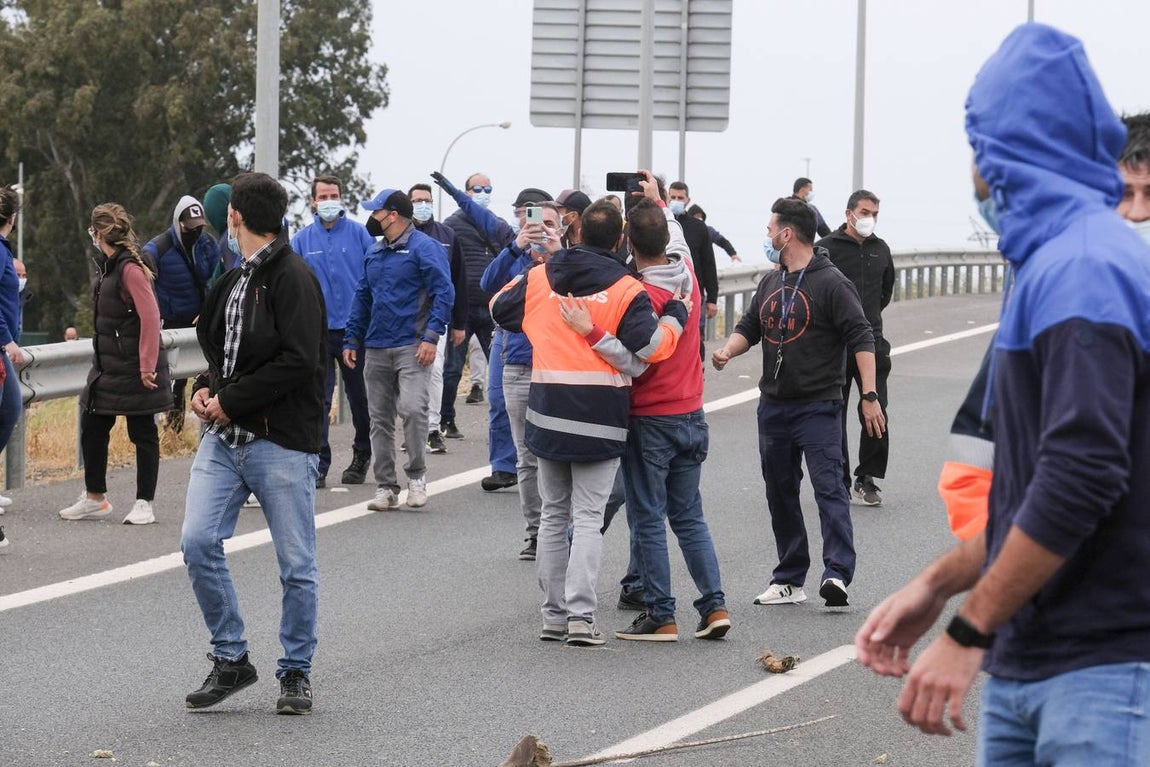 Las imágenes de la protesta de los trabajadores de Airbus en el puente y el fuego provocado en el Pinar