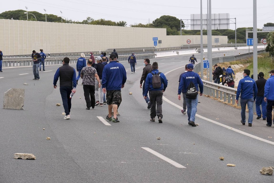 Las imágenes de la protesta de los trabajadores de Airbus en el puente y el fuego provocado en el Pinar