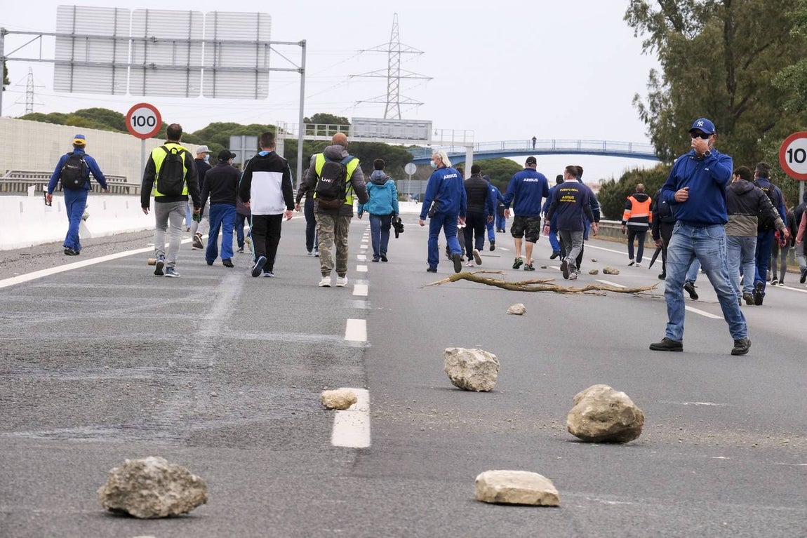 Las imágenes de la protesta de los trabajadores de Airbus en el puente y el fuego provocado en el Pinar