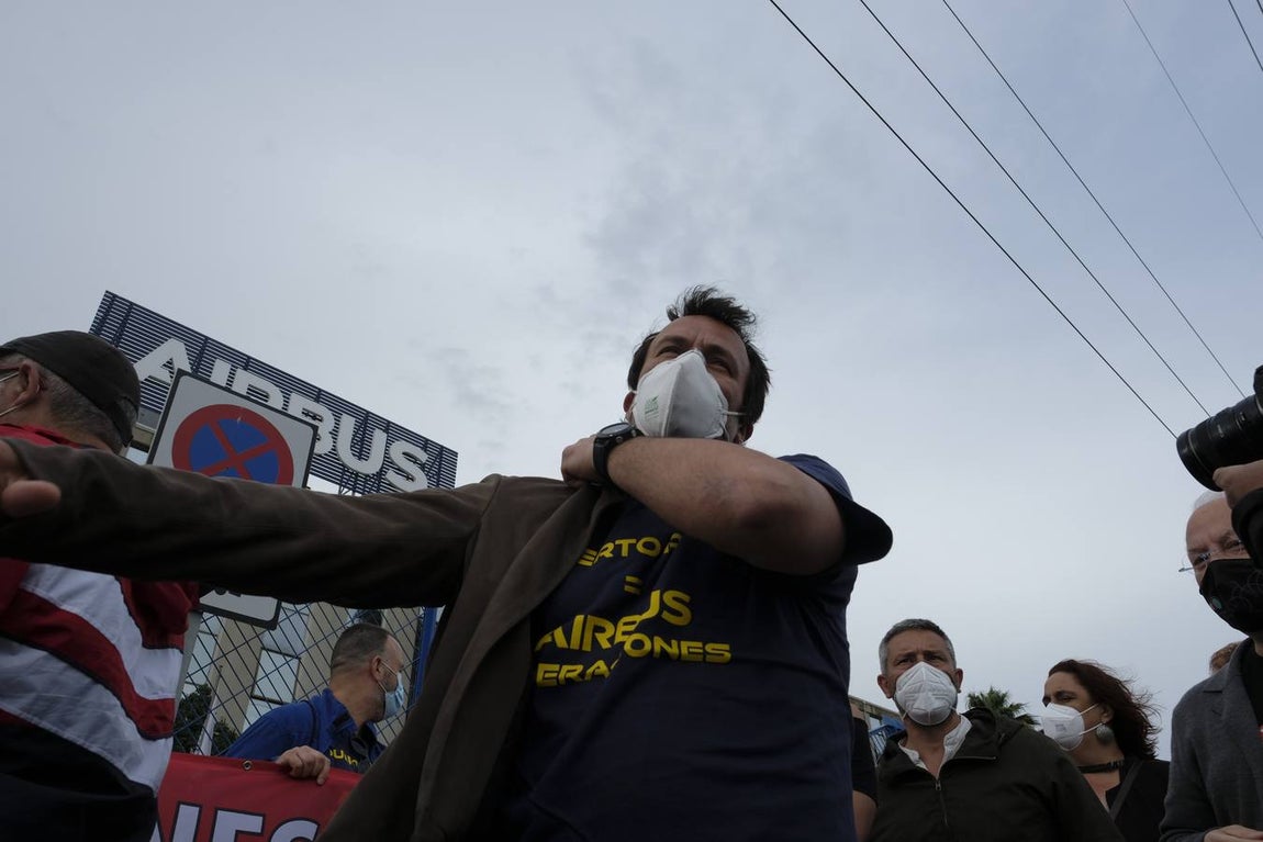 Las imágenes de la protesta de los trabajadores de Airbus en el puente y el fuego provocado en el Pinar