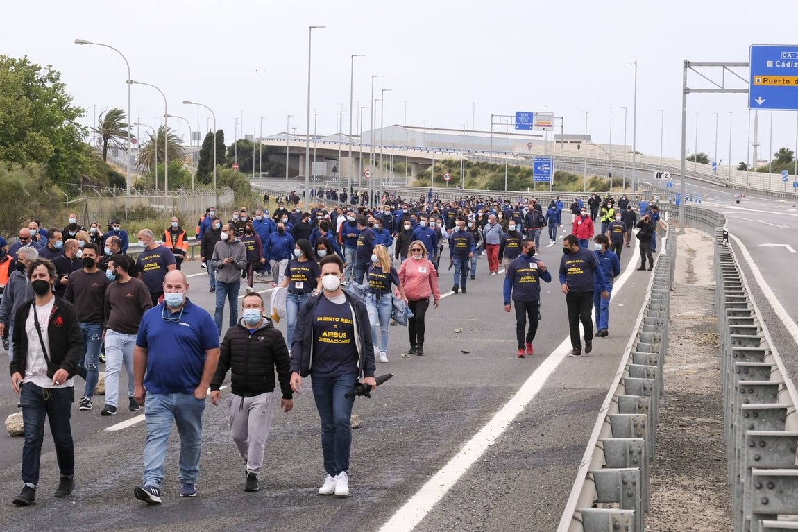 Las imágenes de la protesta de los trabajadores de Airbus en el puente y el fuego provocado en el Pinar