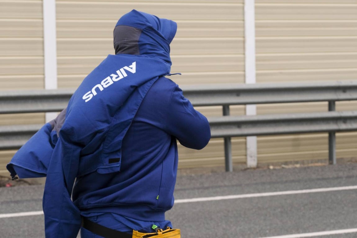 Las imágenes de la protesta de los trabajadores de Airbus en el puente y el fuego provocado en el Pinar