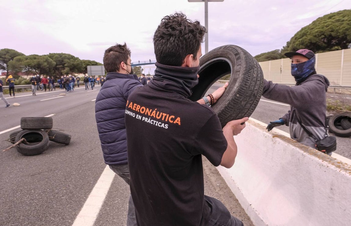 Las imágenes de la protesta de los trabajadores de Airbus en el puente y el fuego provocado en el Pinar