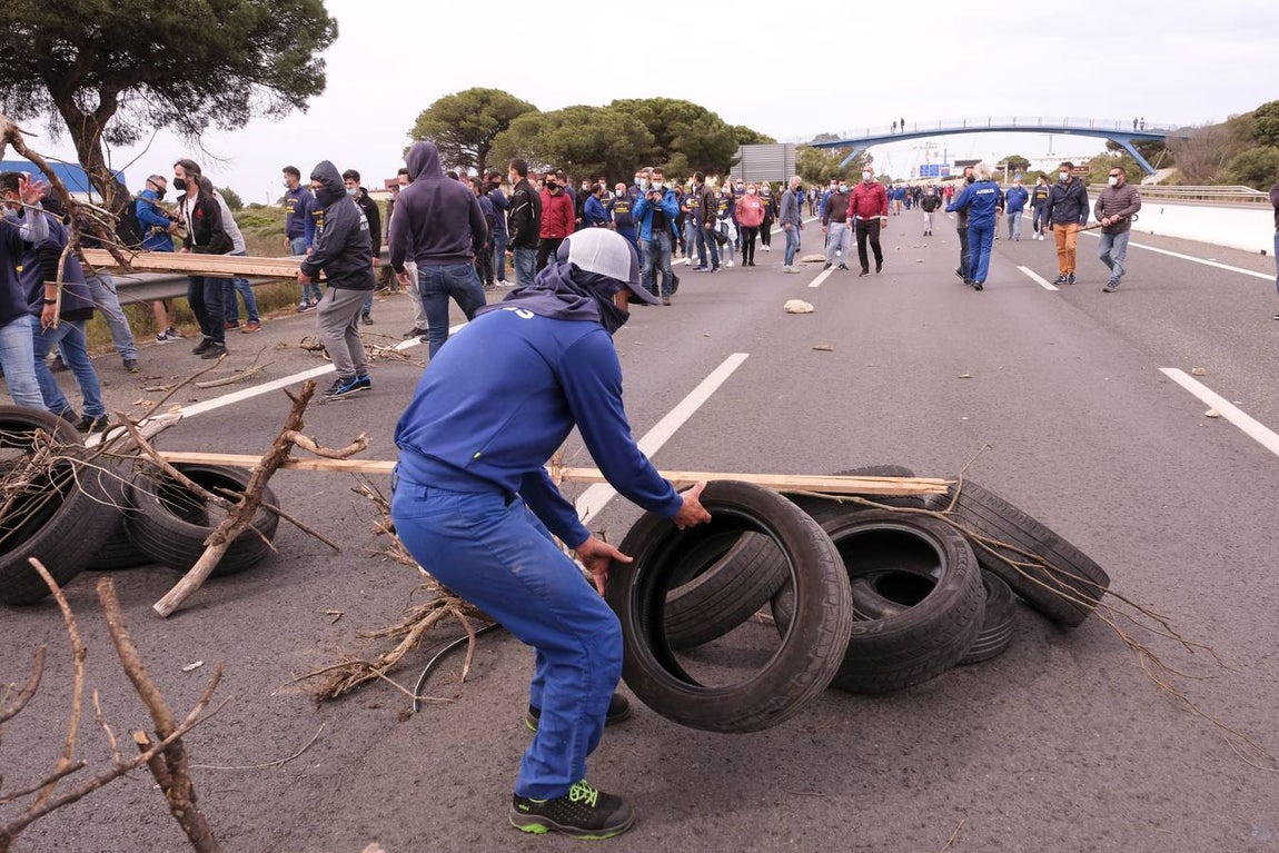 Las imágenes de la protesta de los trabajadores de Airbus en el puente y el fuego provocado en el Pinar