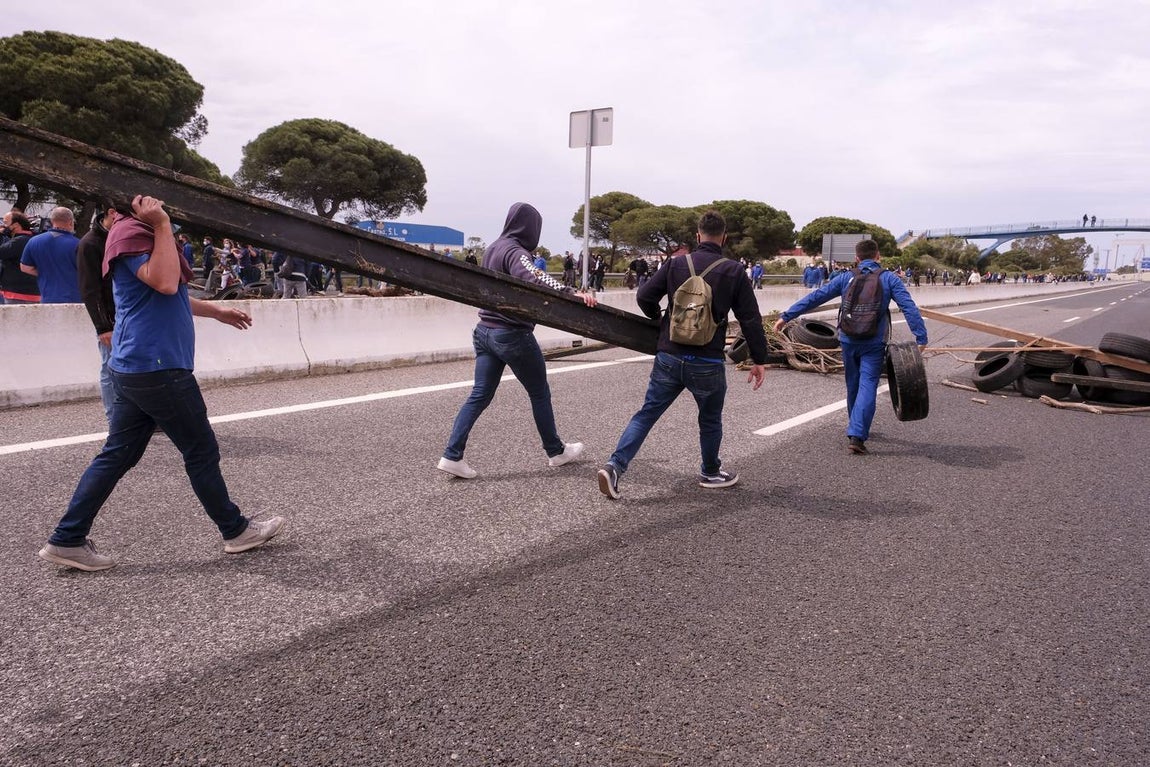 Las imágenes de la protesta de los trabajadores de Airbus en el puente y el fuego provocado en el Pinar