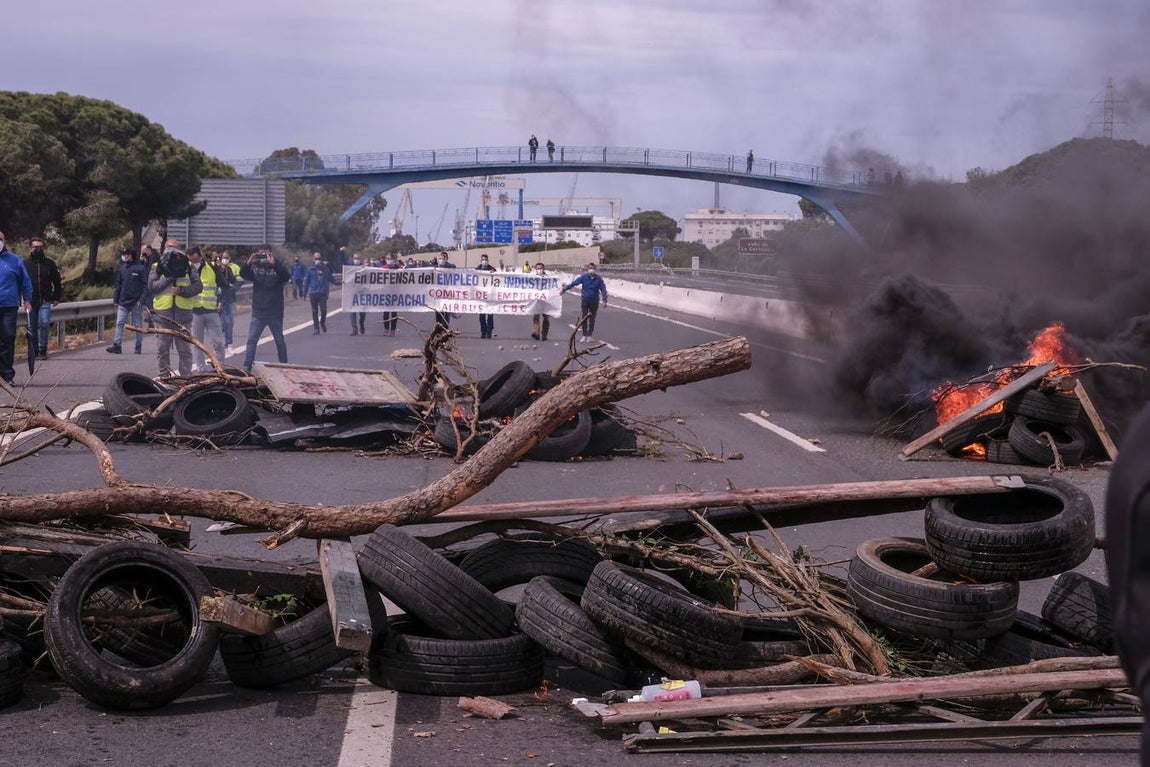 Las imágenes de la protesta de los trabajadores de Airbus en el puente y el fuego provocado en el Pinar