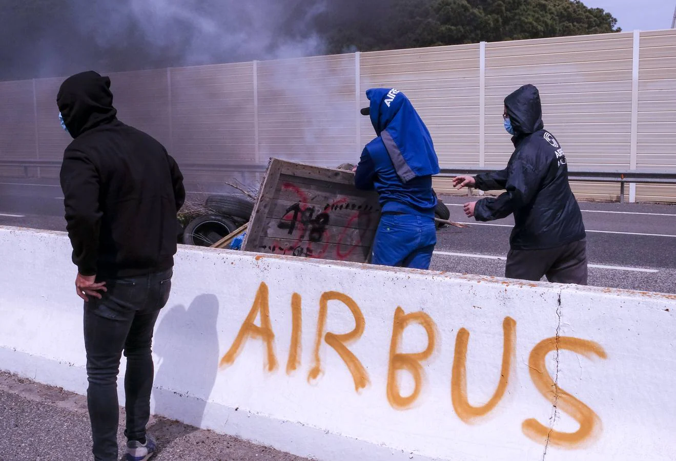 Las imágenes de la protesta de los trabajadores de Airbus en el puente y el fuego provocado en el Pinar