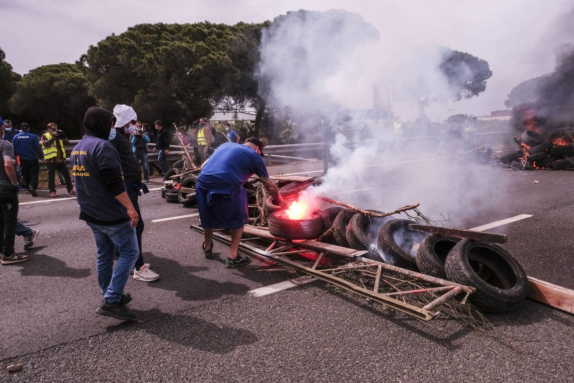 Las imágenes de la protesta de los trabajadores de Airbus en el puente y el fuego provocado en el Pinar