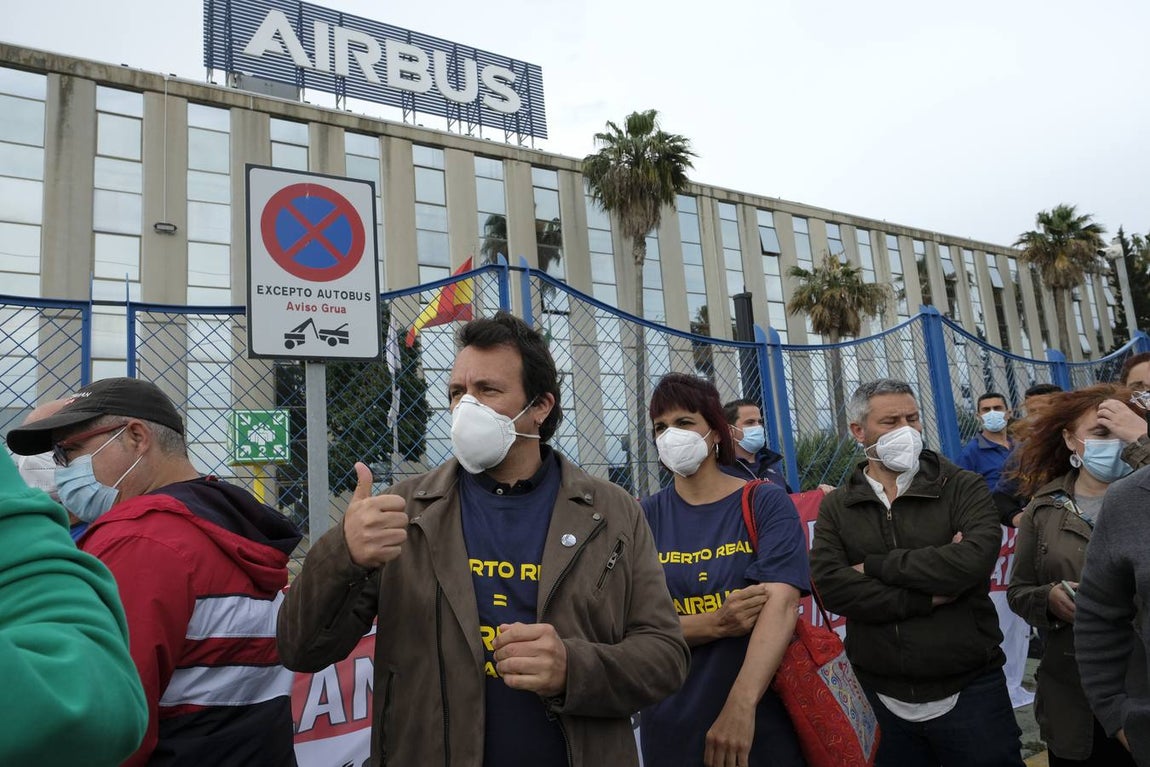 Las imágenes de la protesta de los trabajadores de Airbus en el puente y el fuego provocado en el Pinar