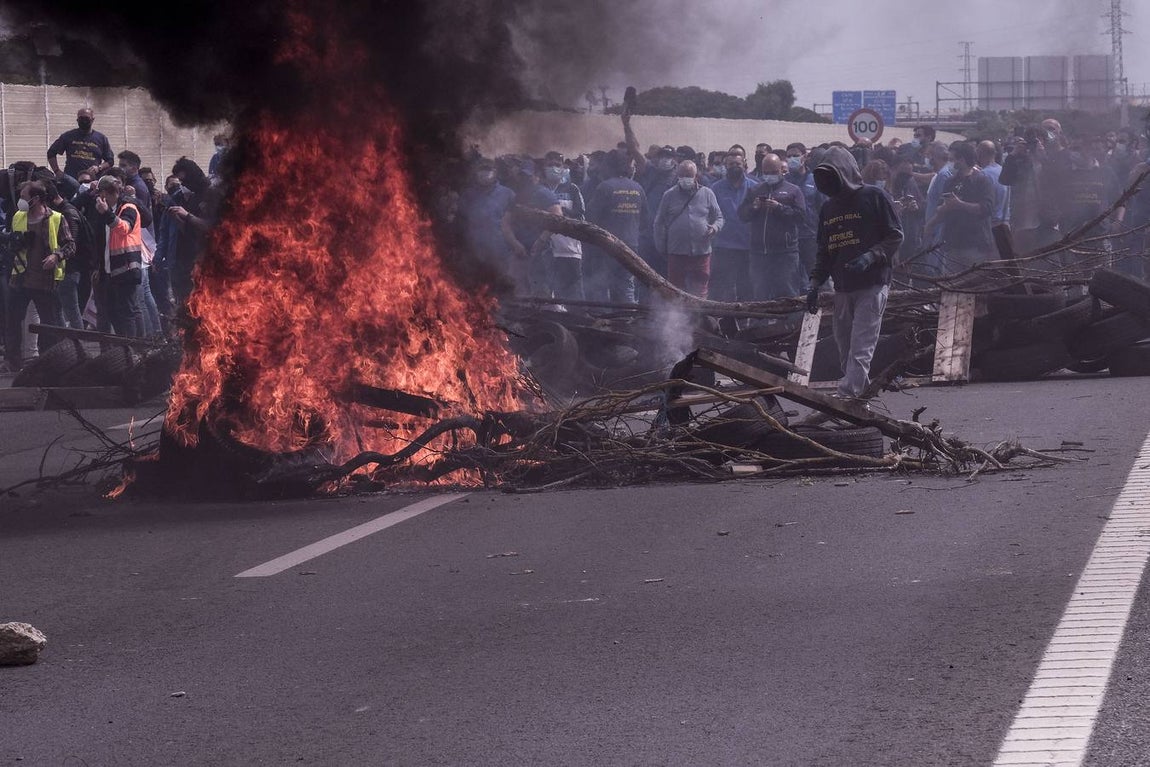 Las imágenes de la protesta de los trabajadores de Airbus en el puente y el fuego provocado en el Pinar