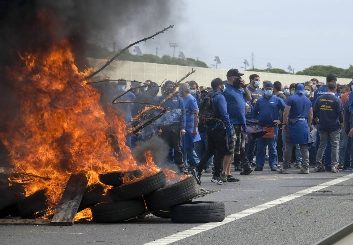 Las imágenes de la protesta de los trabajadores de Airbus en el puente y el fuego provocado en el Pinar