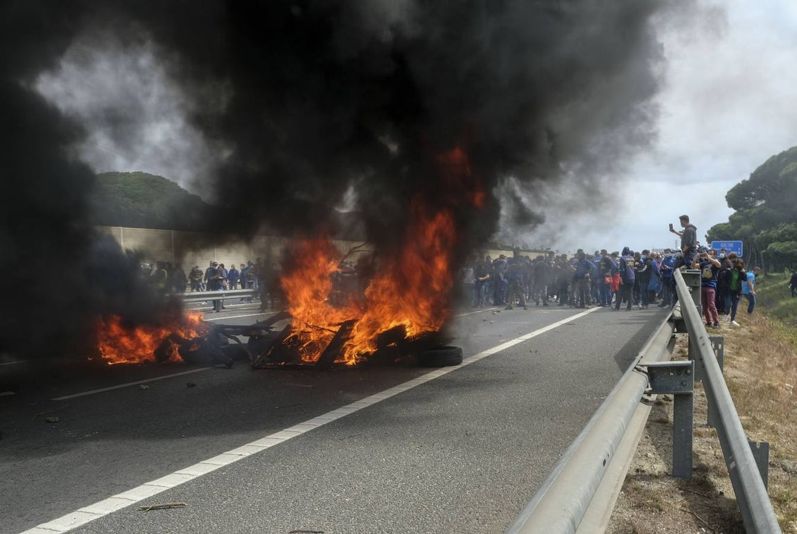 Las imágenes de la protesta de los trabajadores de Airbus en el puente y el fuego provocado en el Pinar