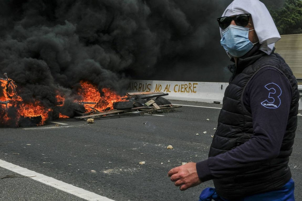 Las imágenes de la protesta de los trabajadores de Airbus en el puente y el fuego provocado en el Pinar
