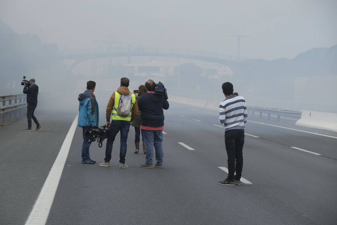 Las imágenes de la protesta de los trabajadores de Airbus en el puente y el fuego provocado en el Pinar