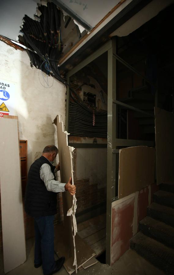 Luis, vecino de San Telesforo, 11, retira un panel de pladur del hueco del ascensor. 