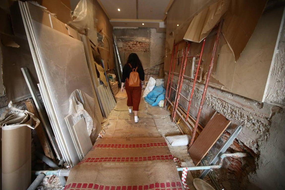 El portal de San Telesforo, 21, también levantado desde hace meses. 