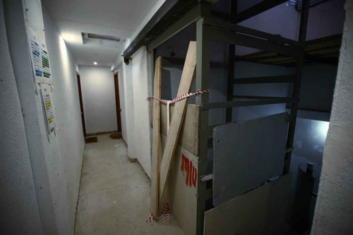 El hueco del ascensor, con graves deficiencias de seguridad, en San Telesforo, 11. 