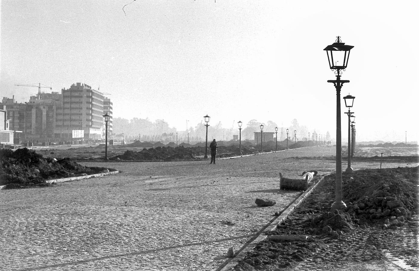 Preparación de los terrenos para la primera Feria de Abril de Sevilla celebrada en el recinto de los Remedios, en el año 1973