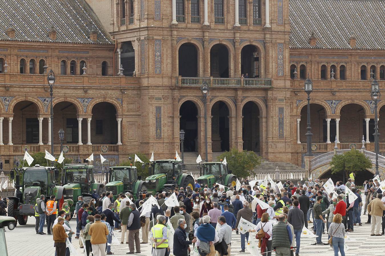 Protesta de los agricultores en la Plaza de España de Sevilla