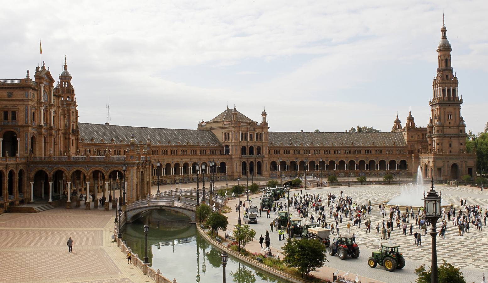 Protesta de los agricultores en la Plaza de España de Sevilla