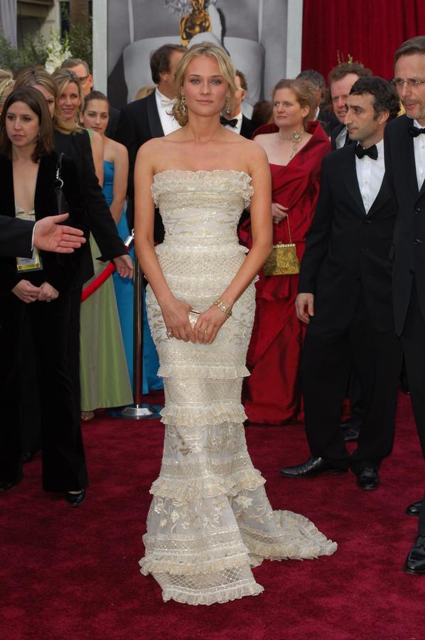Diane Kruger en 2006 - Los vestidos más icónicos de los Oscar. Juego de encajes y texturas de la mano de Elie Saab en un modelo palabra de honor con escote palabra de honor y alguna que otra transparencia.